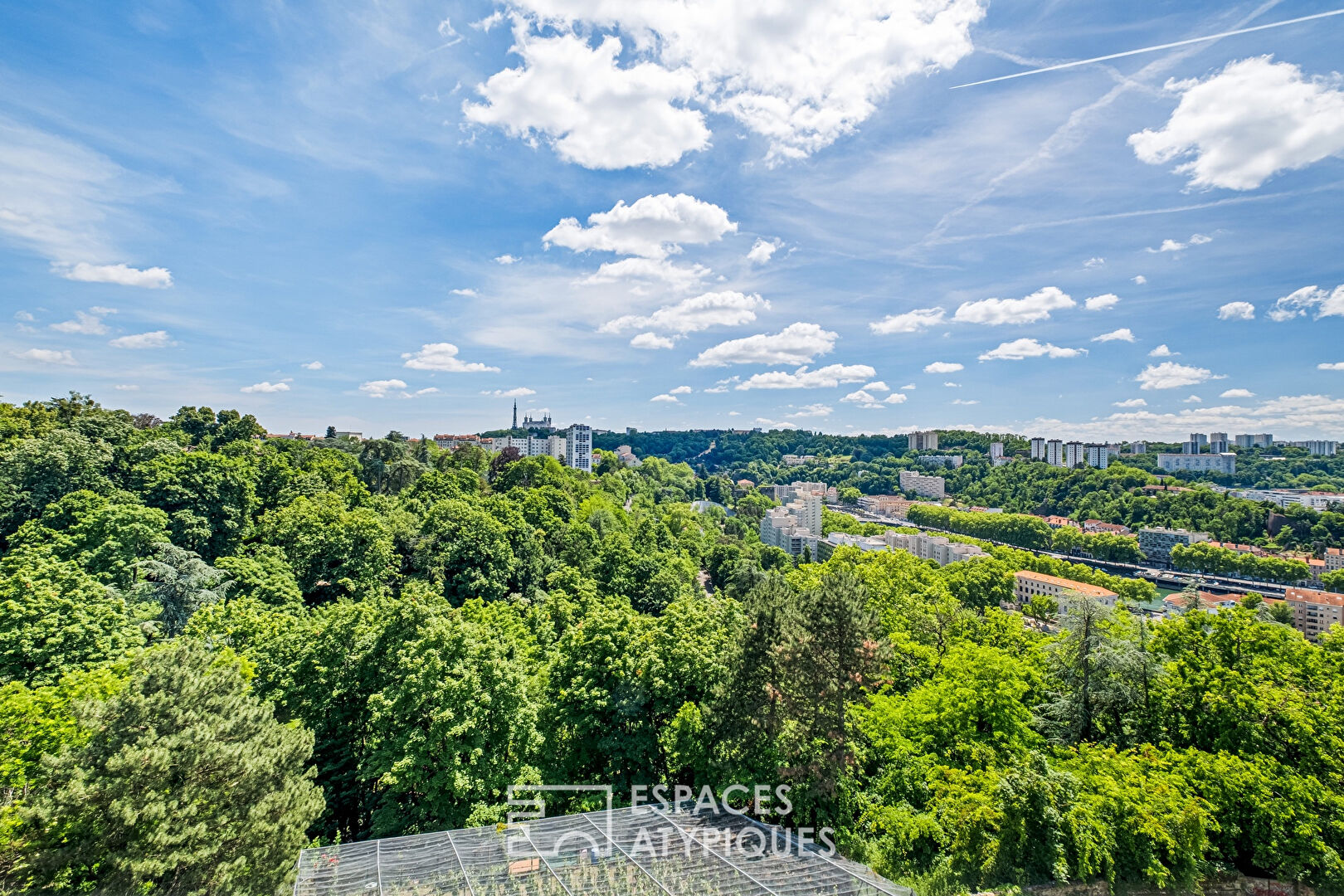 Attique en dernier étage avec grandes terrasses et vue époustouflante sur la basilique Fourvière