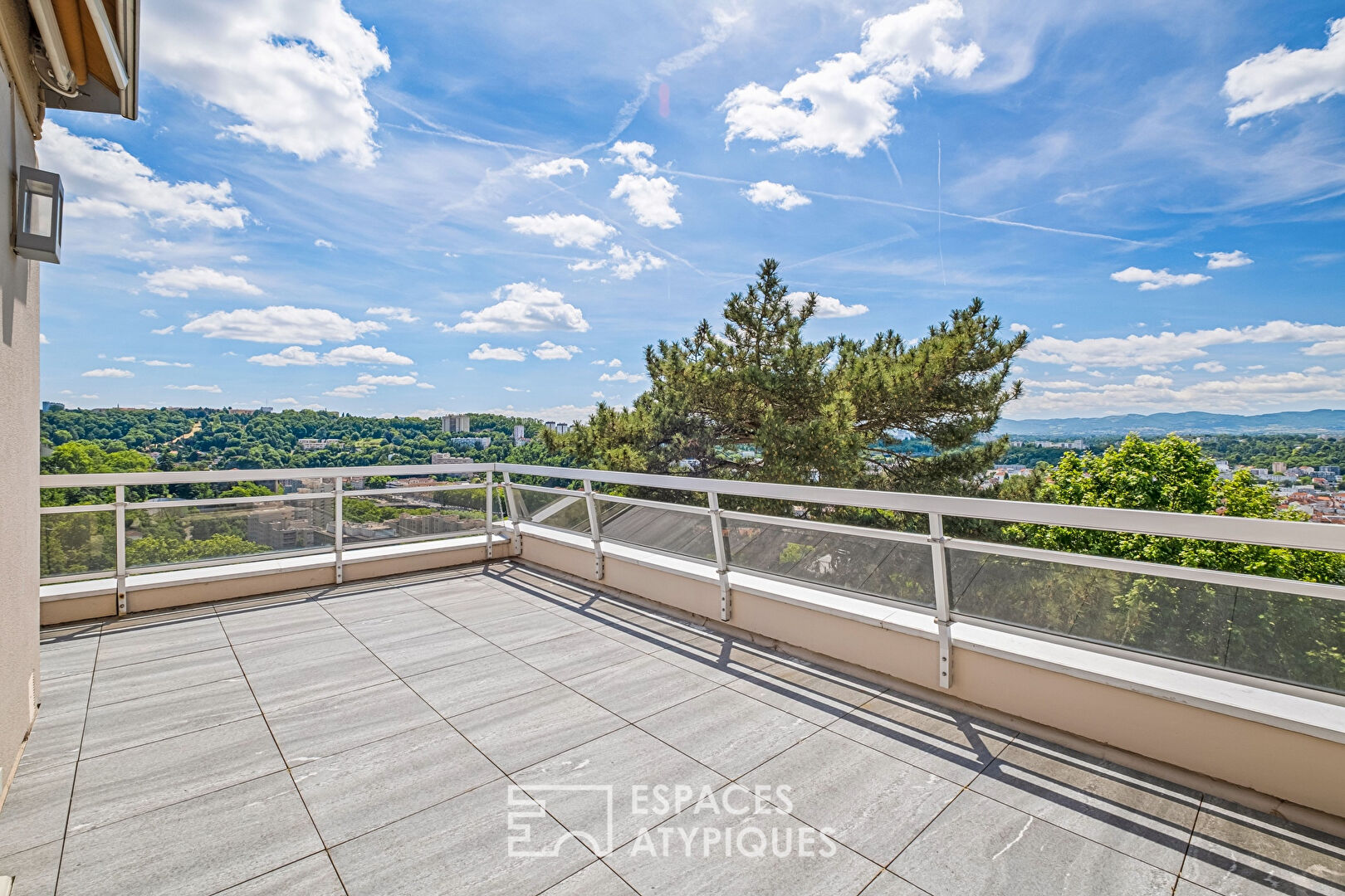 Attique en dernier étage avec grandes terrasses et vue époustouflante sur la basilique Fourvière