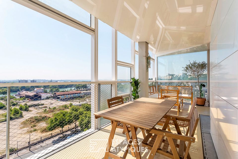 Appartement contemporain avec terrasse et vue dans la tour Ycone à Confluence