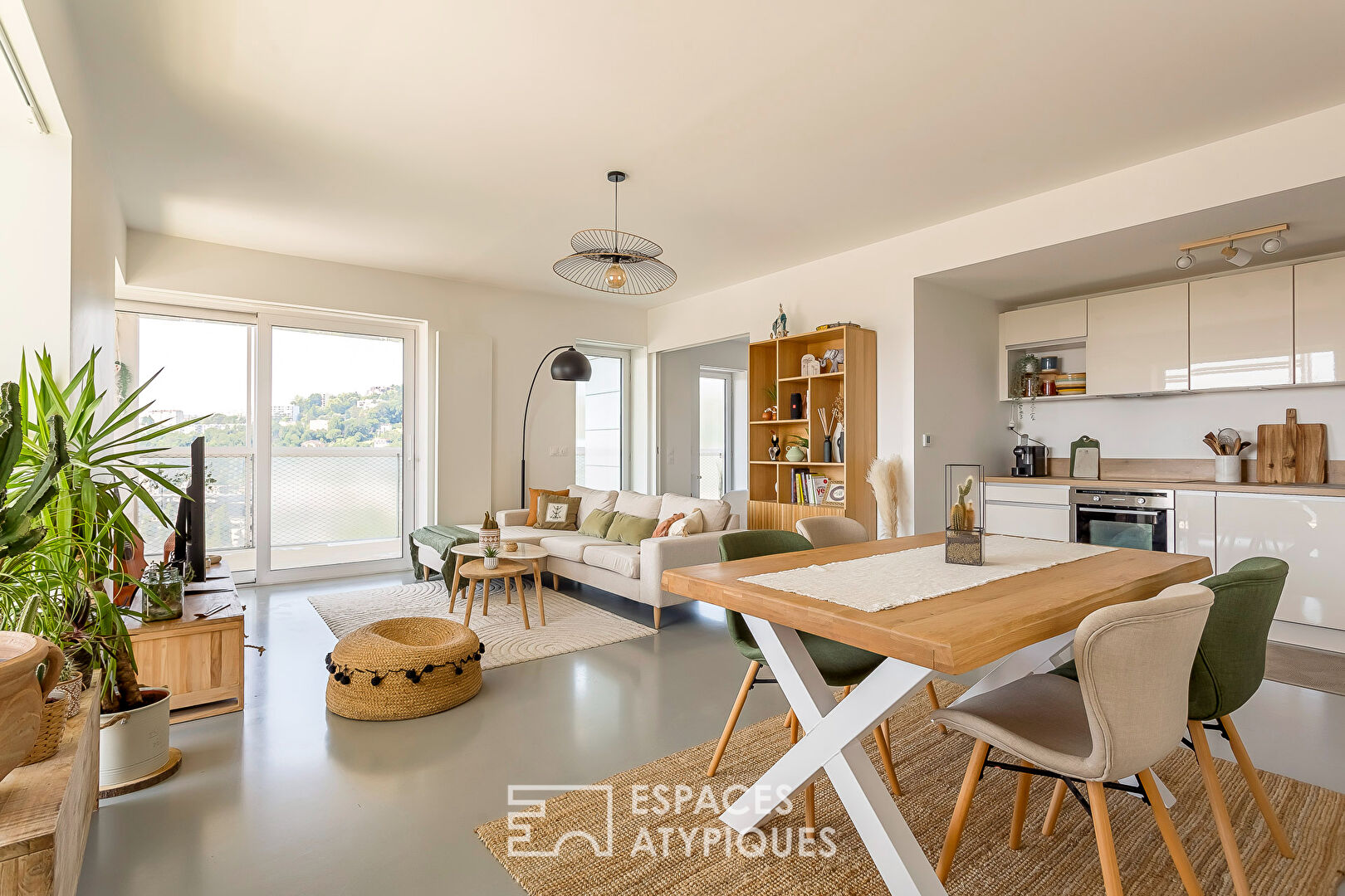 Appartement contemporain avec terrasse et vue dans la tour Ycone à Confluence