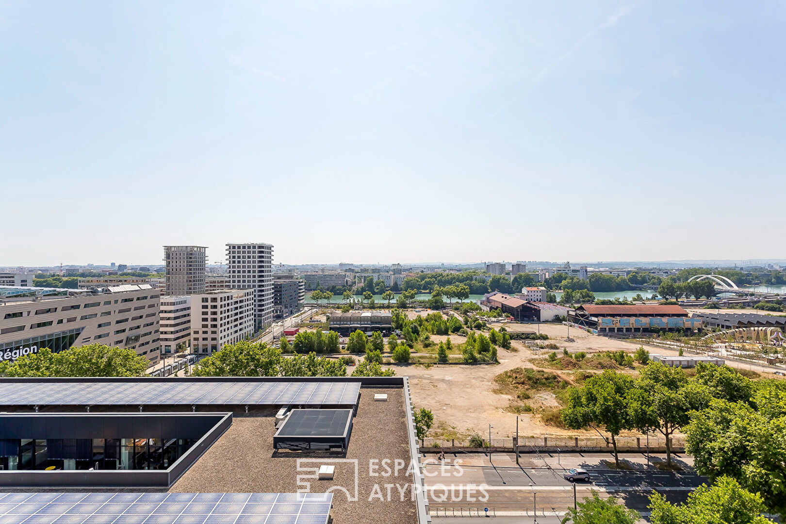 Appartement contemporain avec terrasse et vue dans la tour Ycone à Confluence
