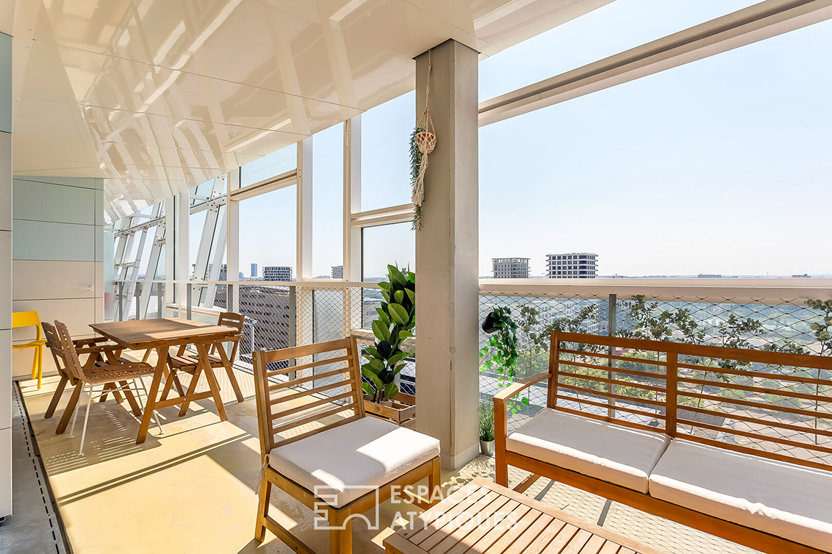 Appartement contemporain avec terrasse et vue dans la tour Ycone à Confluence
