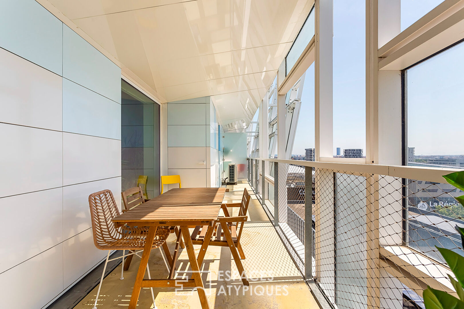 Appartement contemporain avec terrasse et vue dans la tour Ycone à Confluence