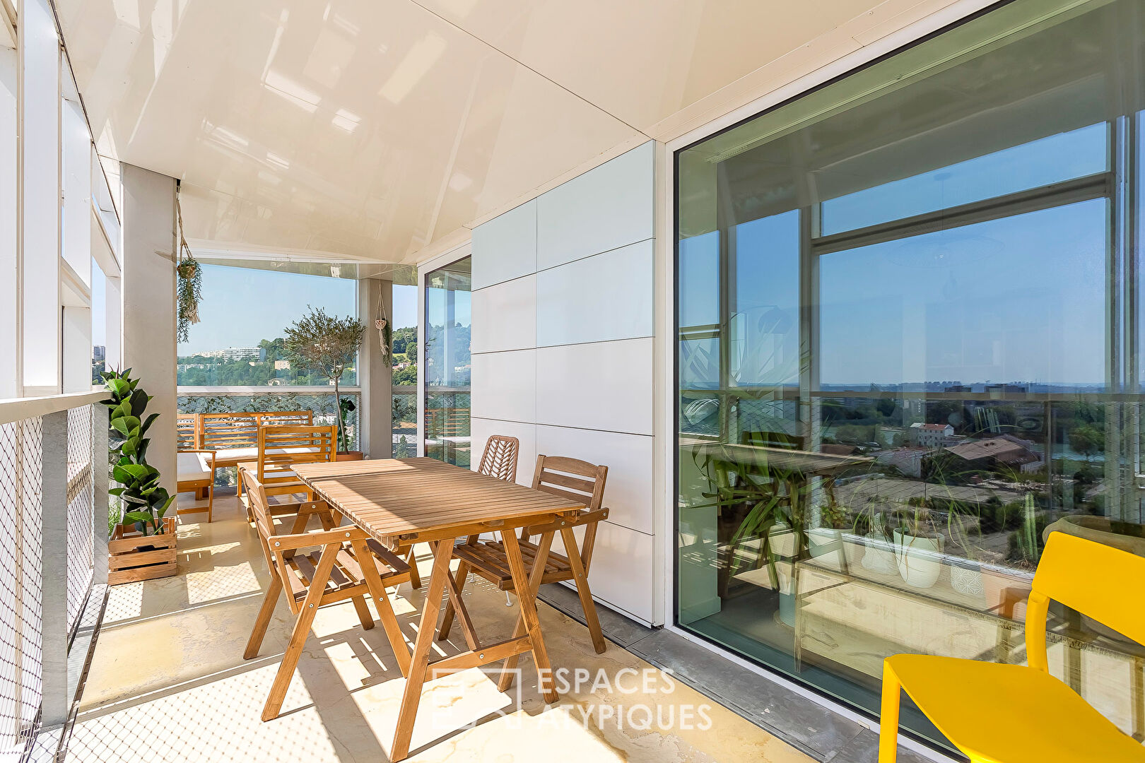 Appartement contemporain avec terrasse et vue dans la tour Ycone à Confluence