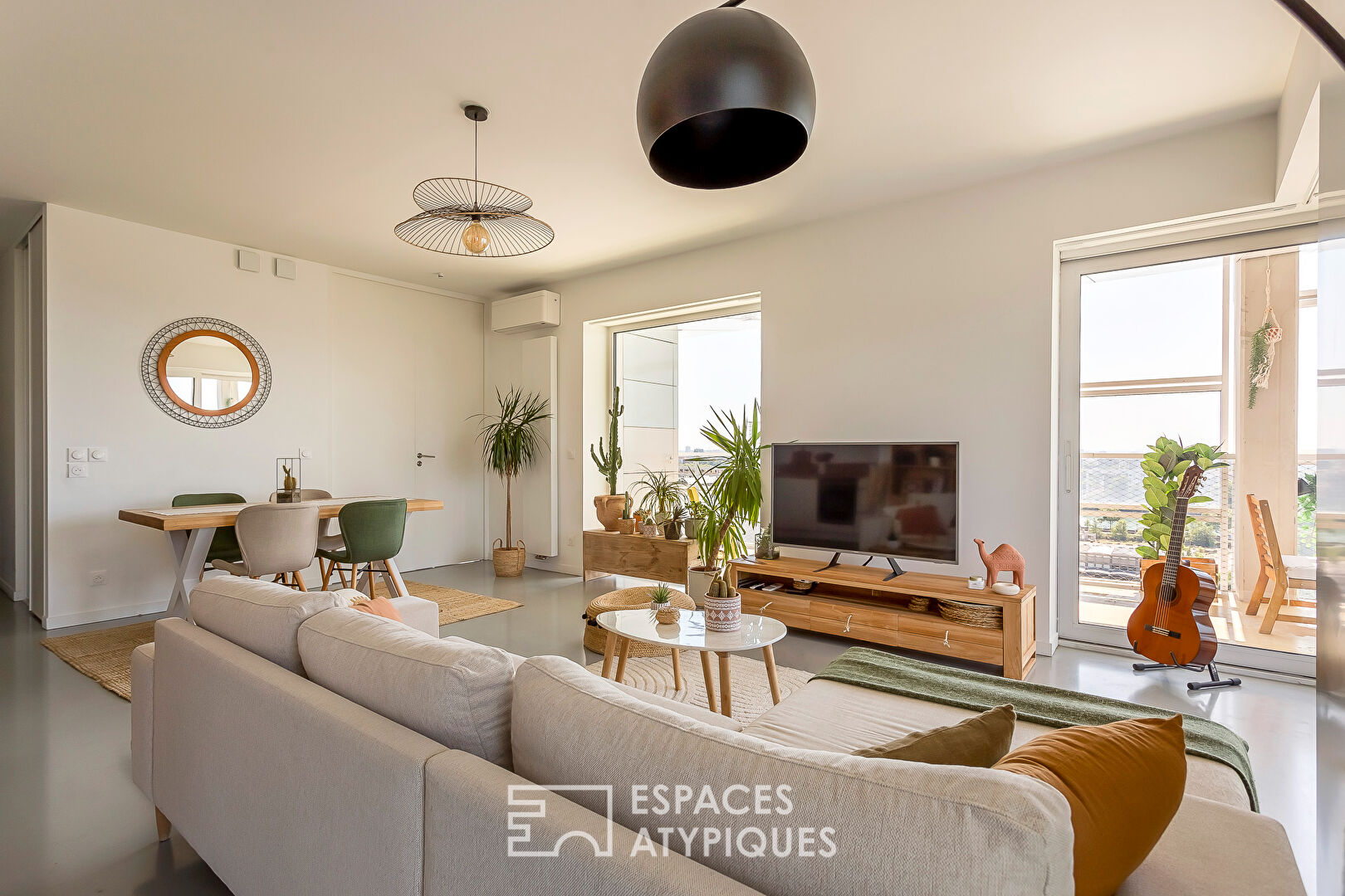 Appartement contemporain avec terrasse et vue dans la tour Ycone à Confluence
