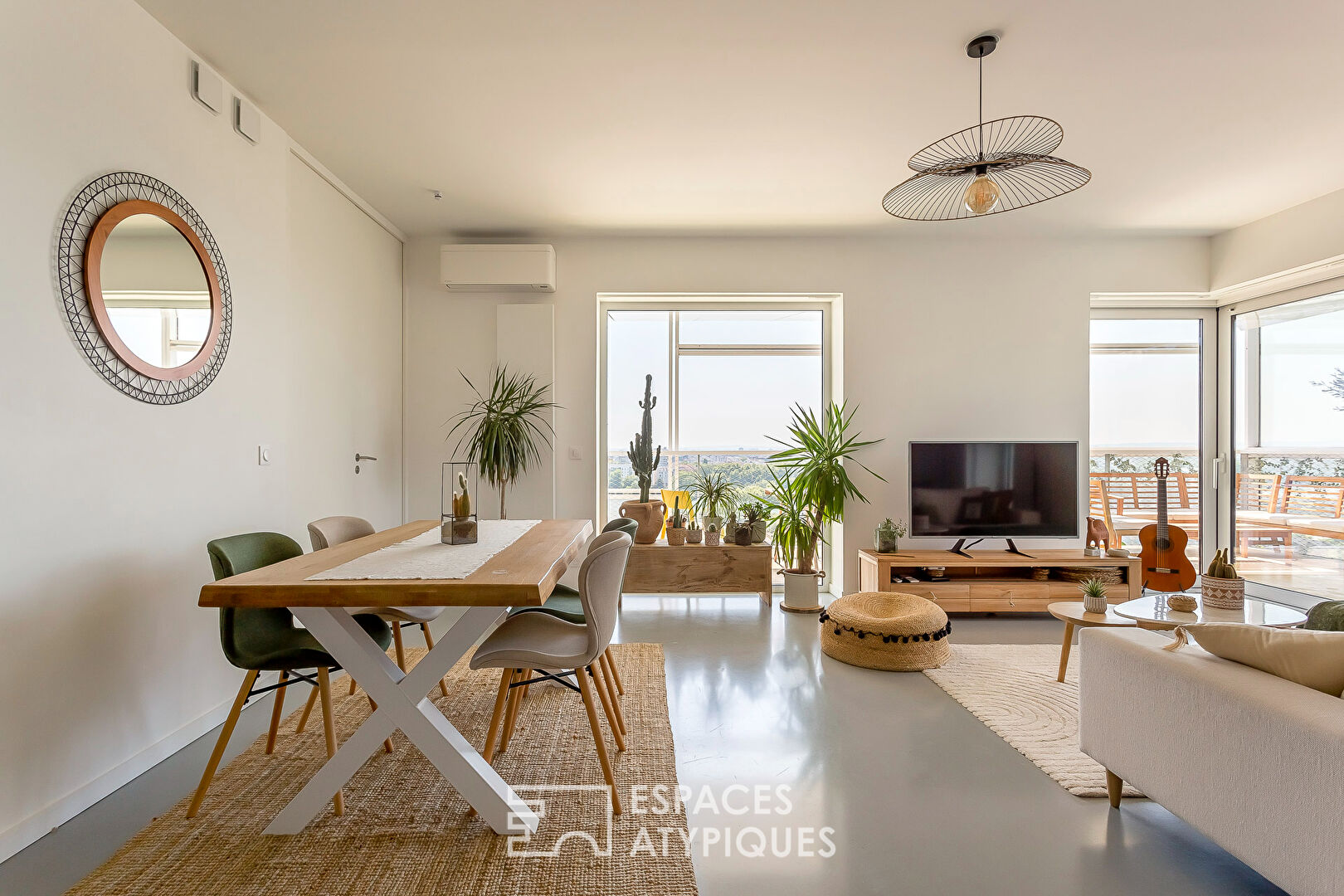 Appartement contemporain avec terrasse et vue dans la tour Ycone à Confluence
