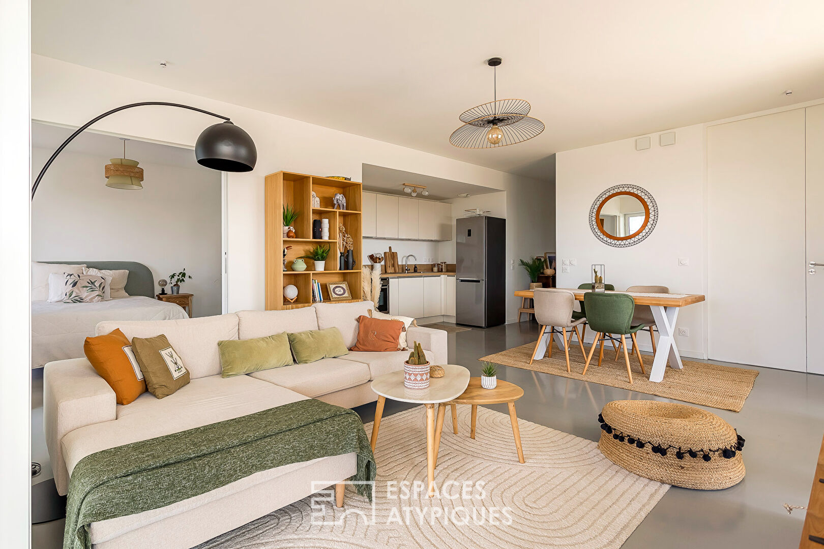 Appartement contemporain avec terrasse et vue dans la tour Ycone à Confluence