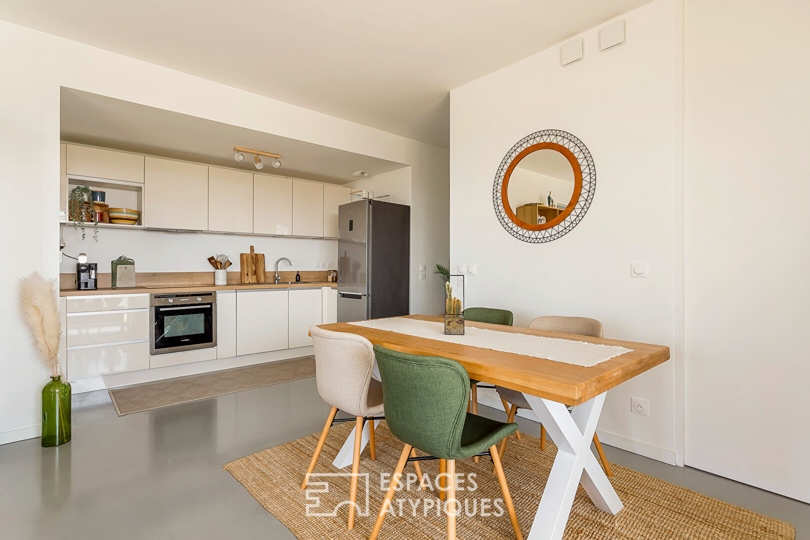 Appartement contemporain avec terrasse et vue dans la tour Ycone à Confluence