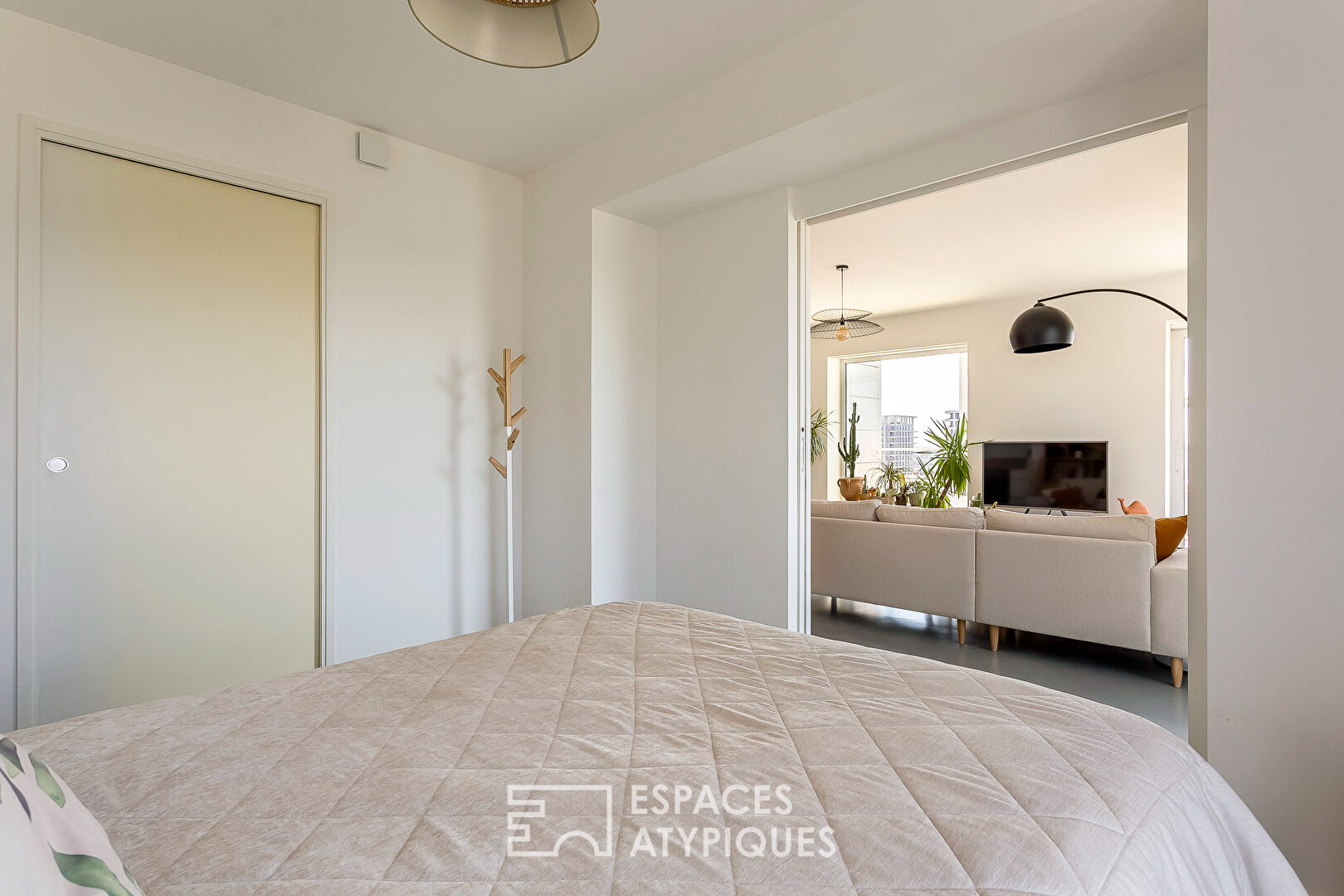 Appartement contemporain avec terrasse et vue dans la tour Ycone à Confluence