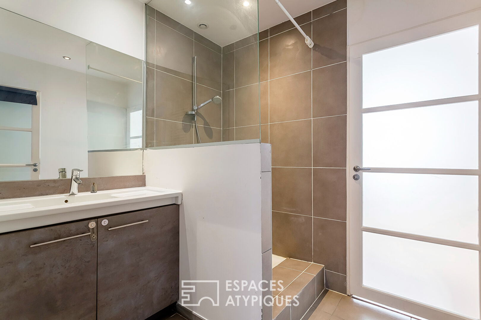 Appartement ancien entièrement rénové Rue Sala en plein coeur du quartier quartier Ainay