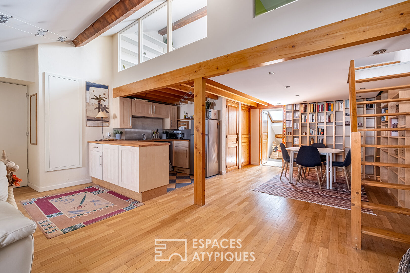 Appartement en dernier étage avec mezzanine  à Jean Macé