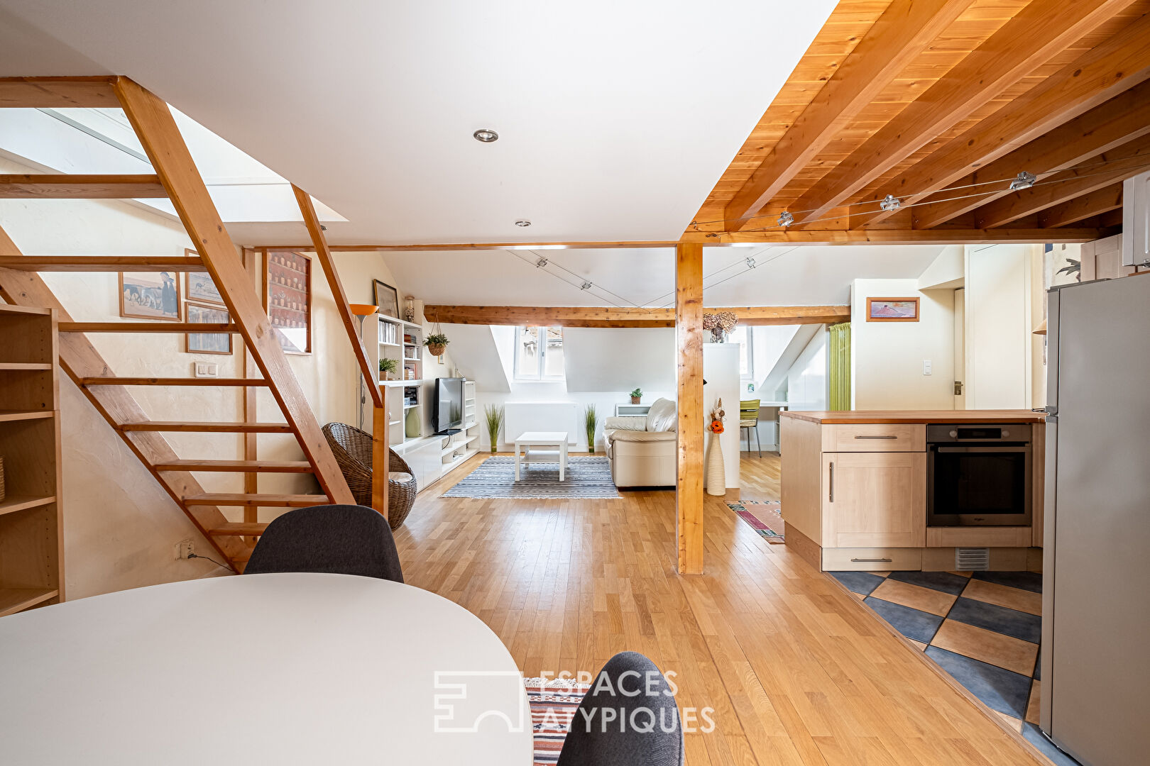 Appartement en dernier étage avec mezzanine  à Jean Macé