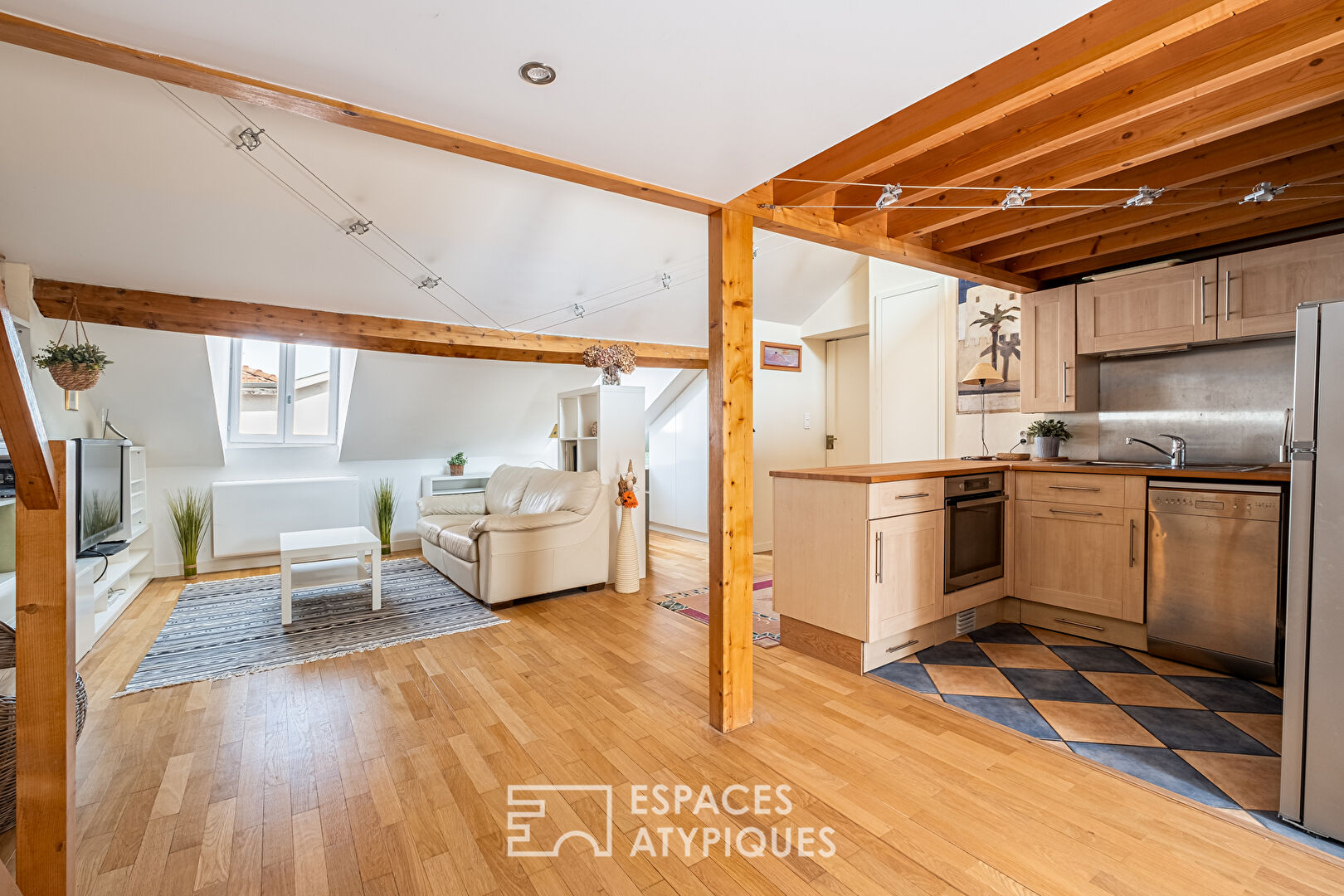 Appartement en dernier étage avec mezzanine  à Jean Macé