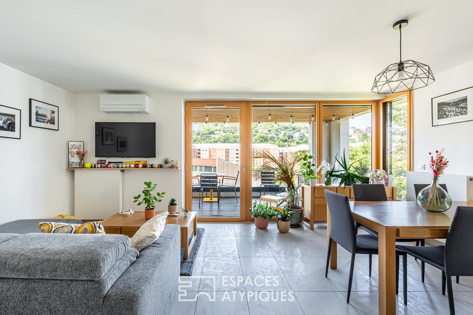 Appartement contemporain avec terrasse, vue et parking au coeur de la Confluence