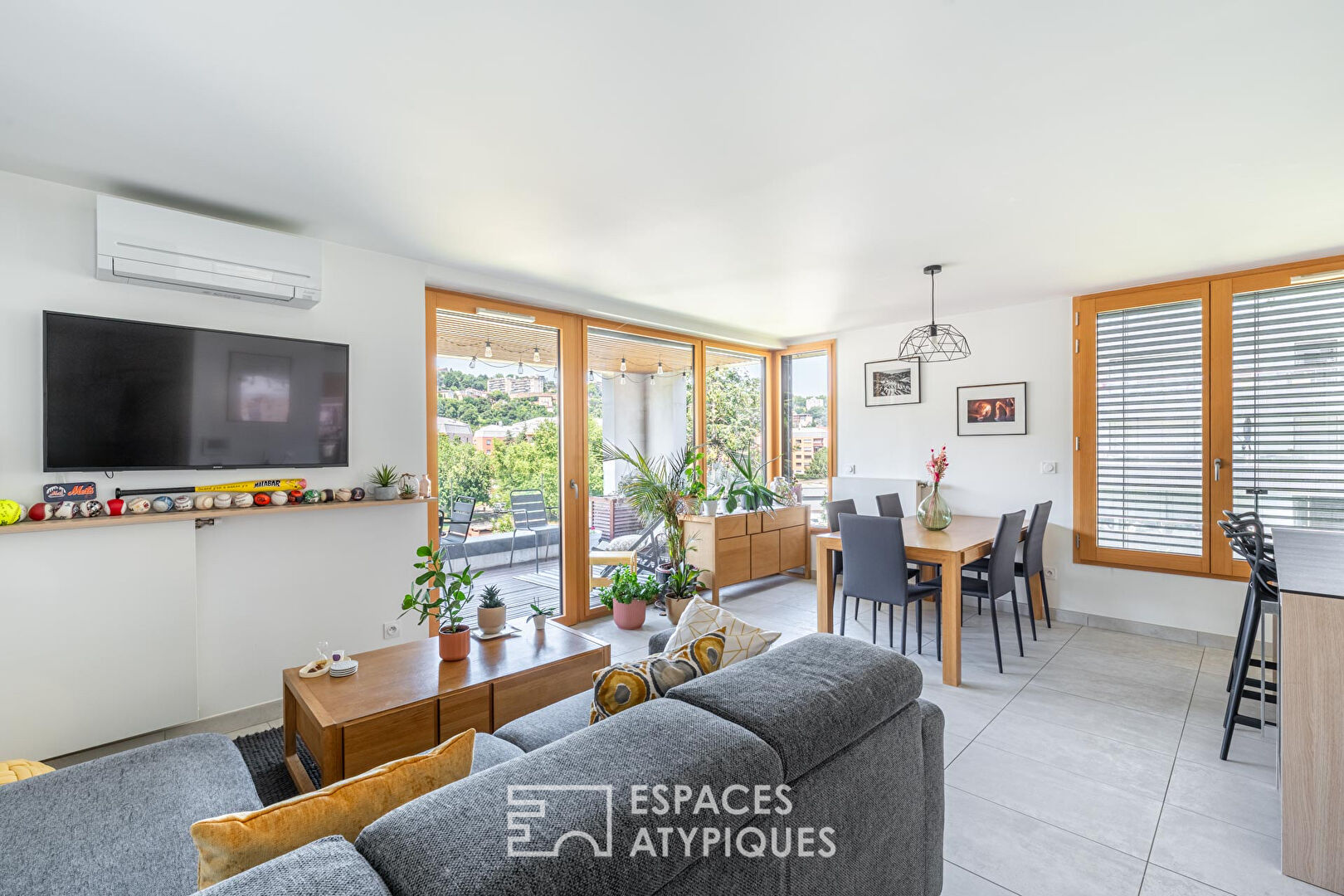 Appartement contemporain avec terrasse, vue et parking au coeur de la Confluence