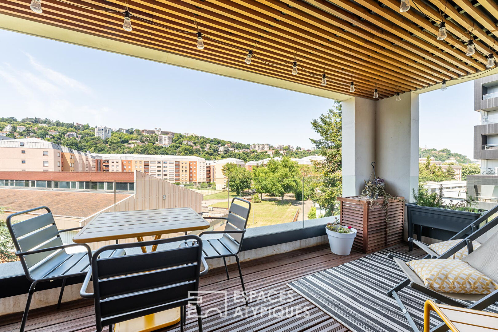 Appartement contemporain avec terrasse, vue et parking au coeur de la Confluence