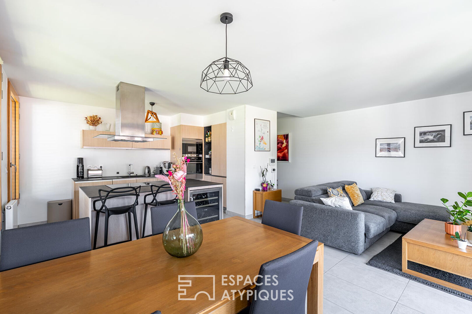 Appartement contemporain avec terrasse, vue et parking au coeur de la Confluence