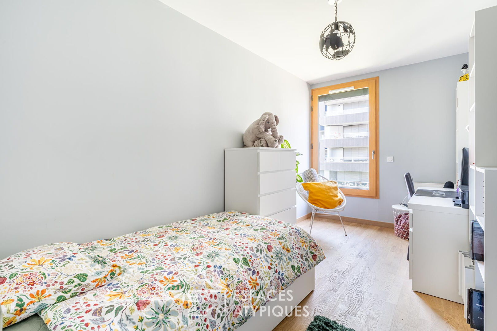 Appartement contemporain avec terrasse, vue et parking au coeur de la Confluence
