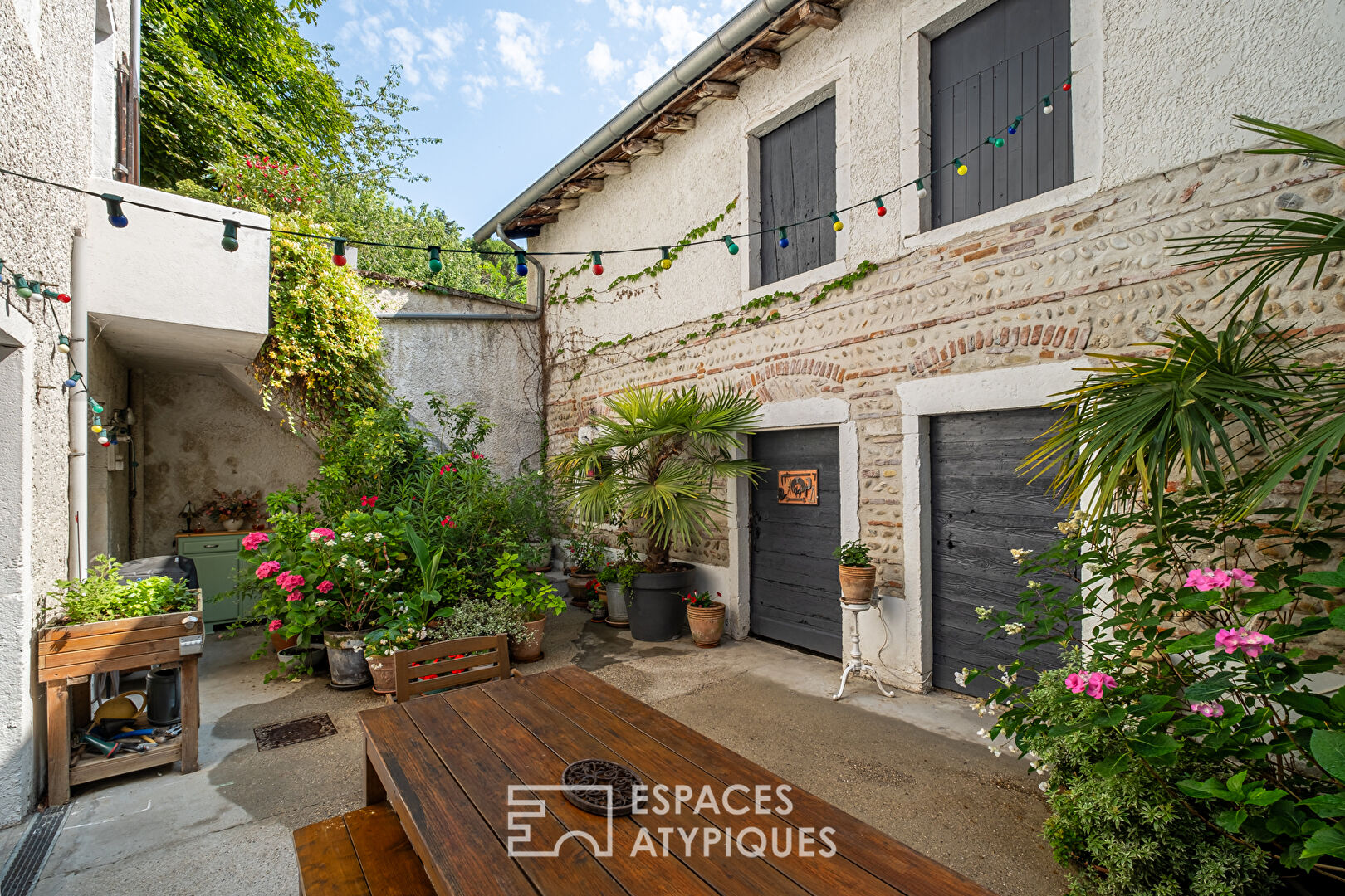 Maison de ville avec cour intérieur et dépendances