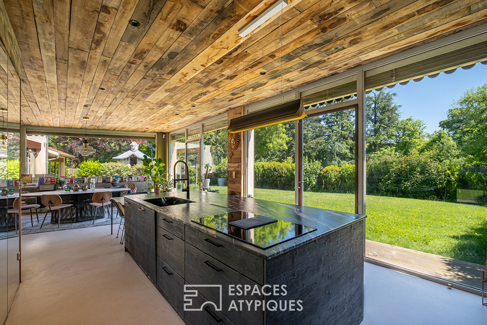 Ancienne dépendance avec extension contemporaine