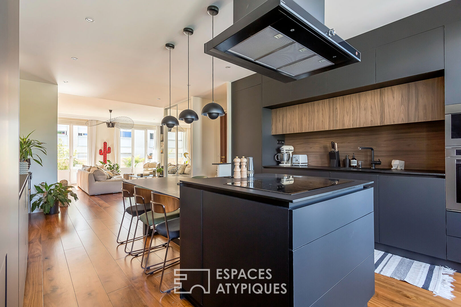 Architect-designed renovation with balconies near Garibaldi metro station