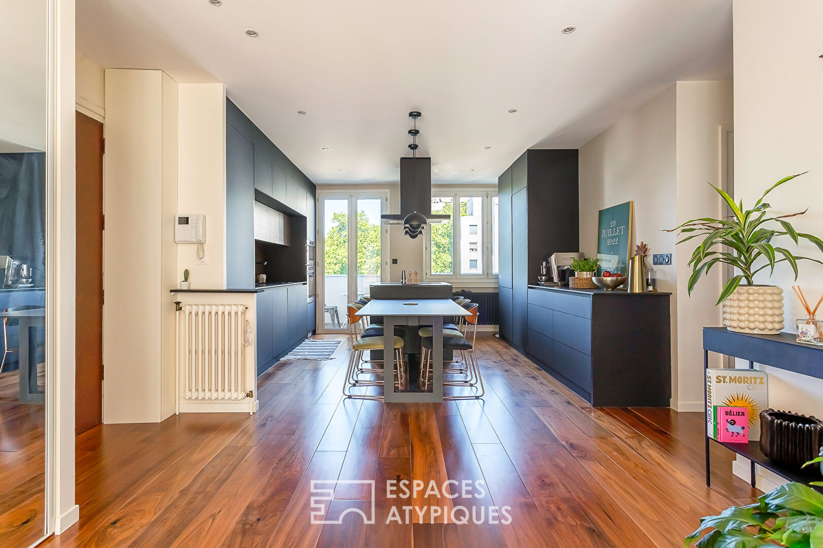 Architect-designed renovation with balconies near Garibaldi metro station