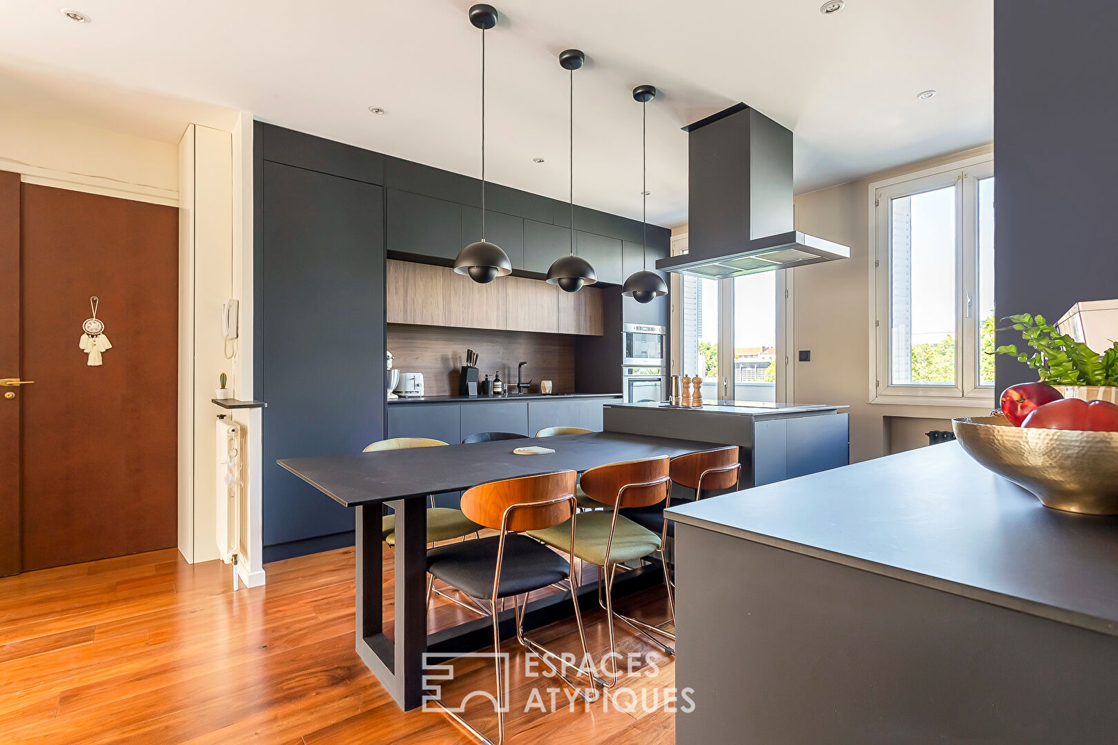 Architect-designed renovation with balconies near Garibaldi metro station