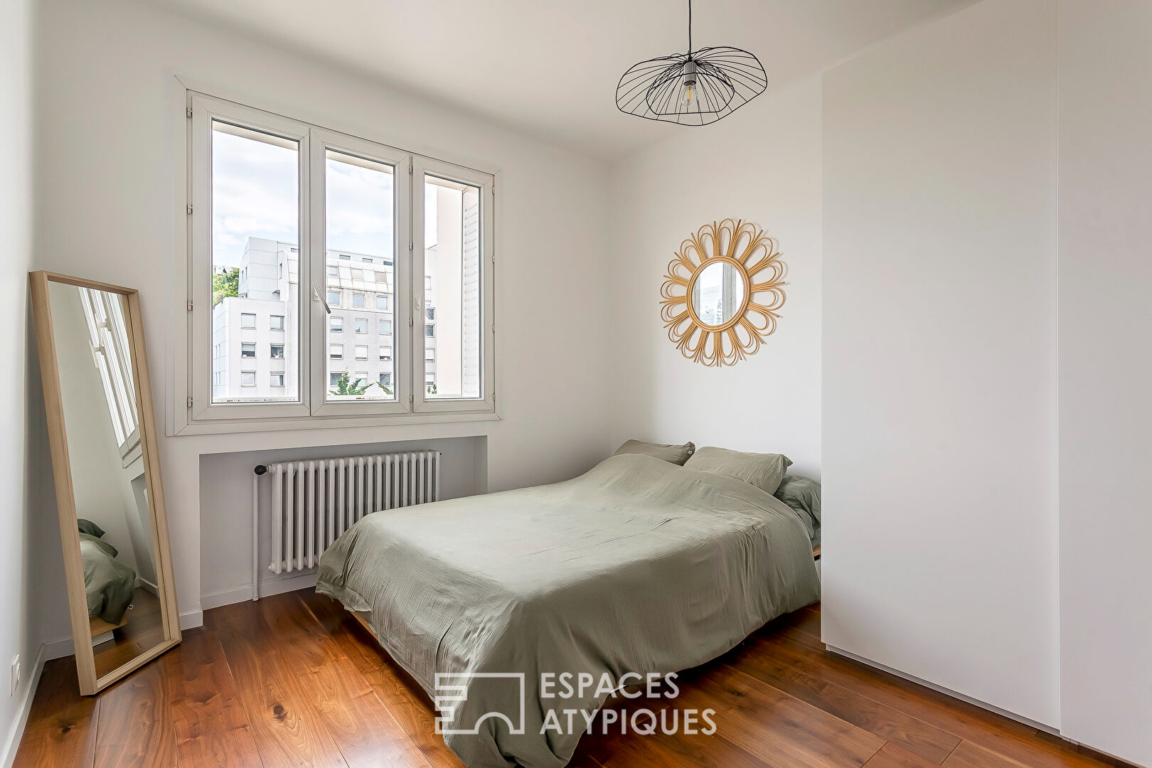 Architect-designed renovation with balconies near Garibaldi metro station