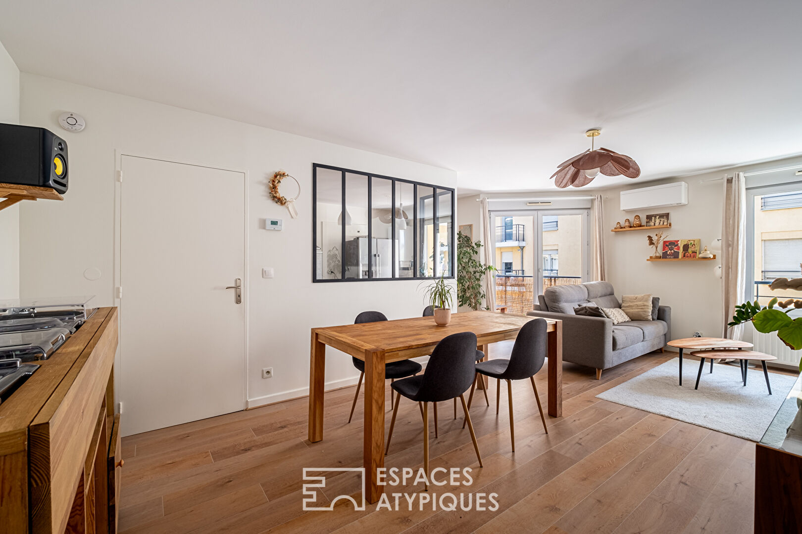 Rénovation contemporaine avec balcon – Métro Sans-Souci