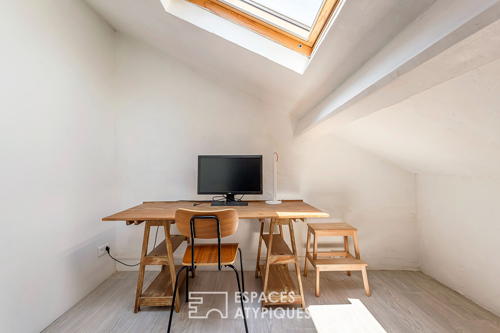 Renovated duplex on the top floor with balcony