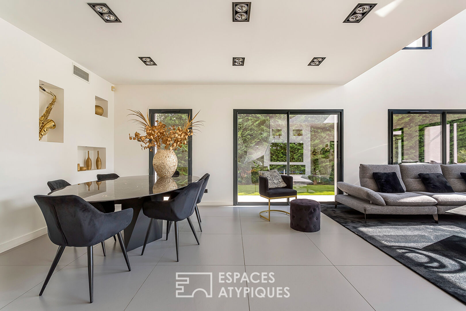 Contemporary house with nature view