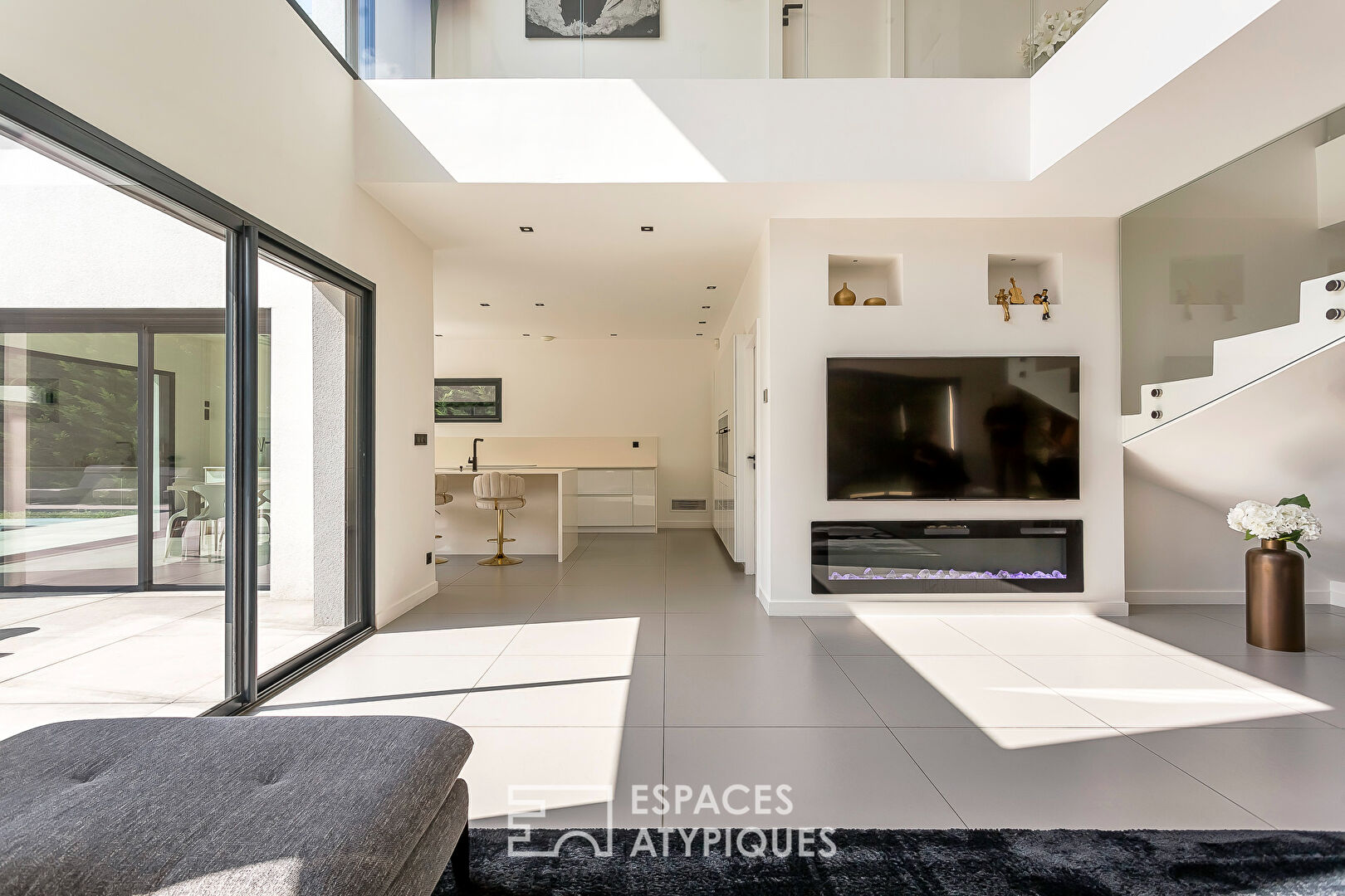 Contemporary house with nature view