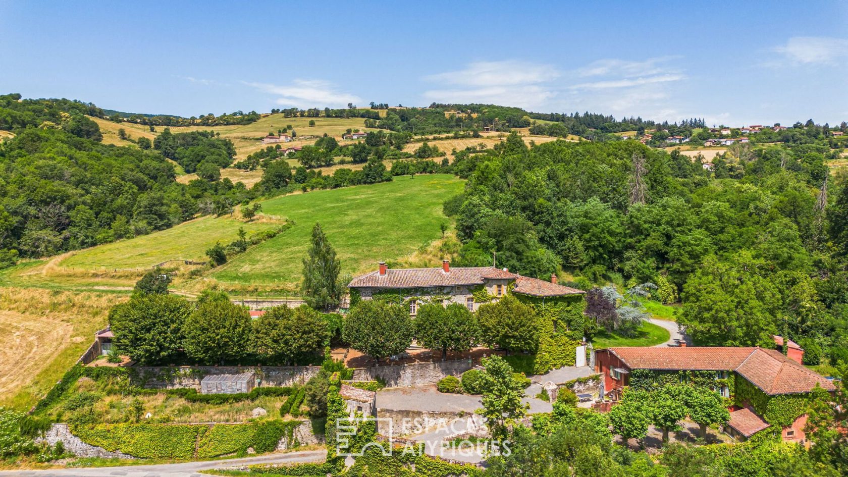 Château du XVème siècle avec dépendances