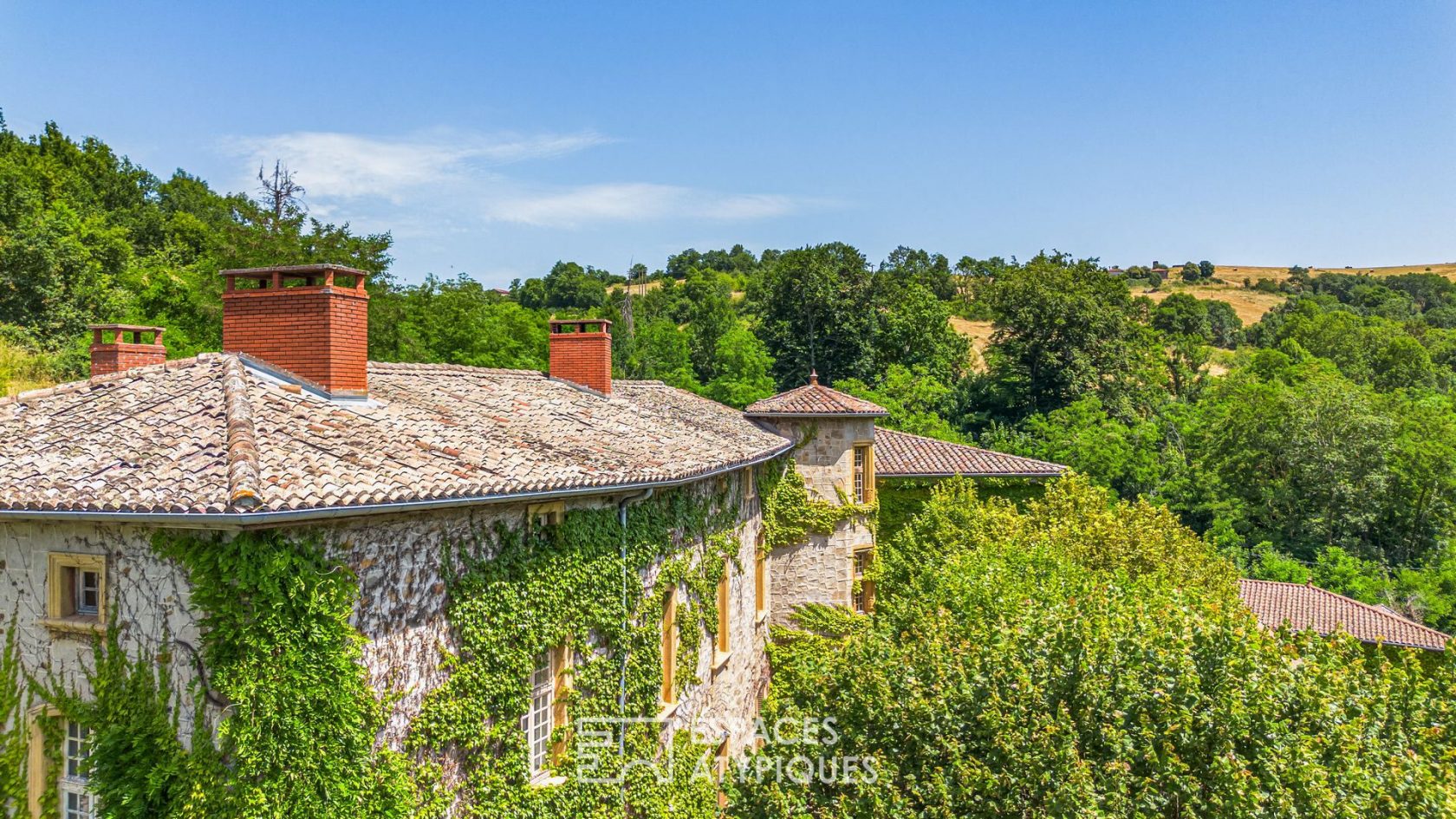 Château du XVème siècle avec dépendances