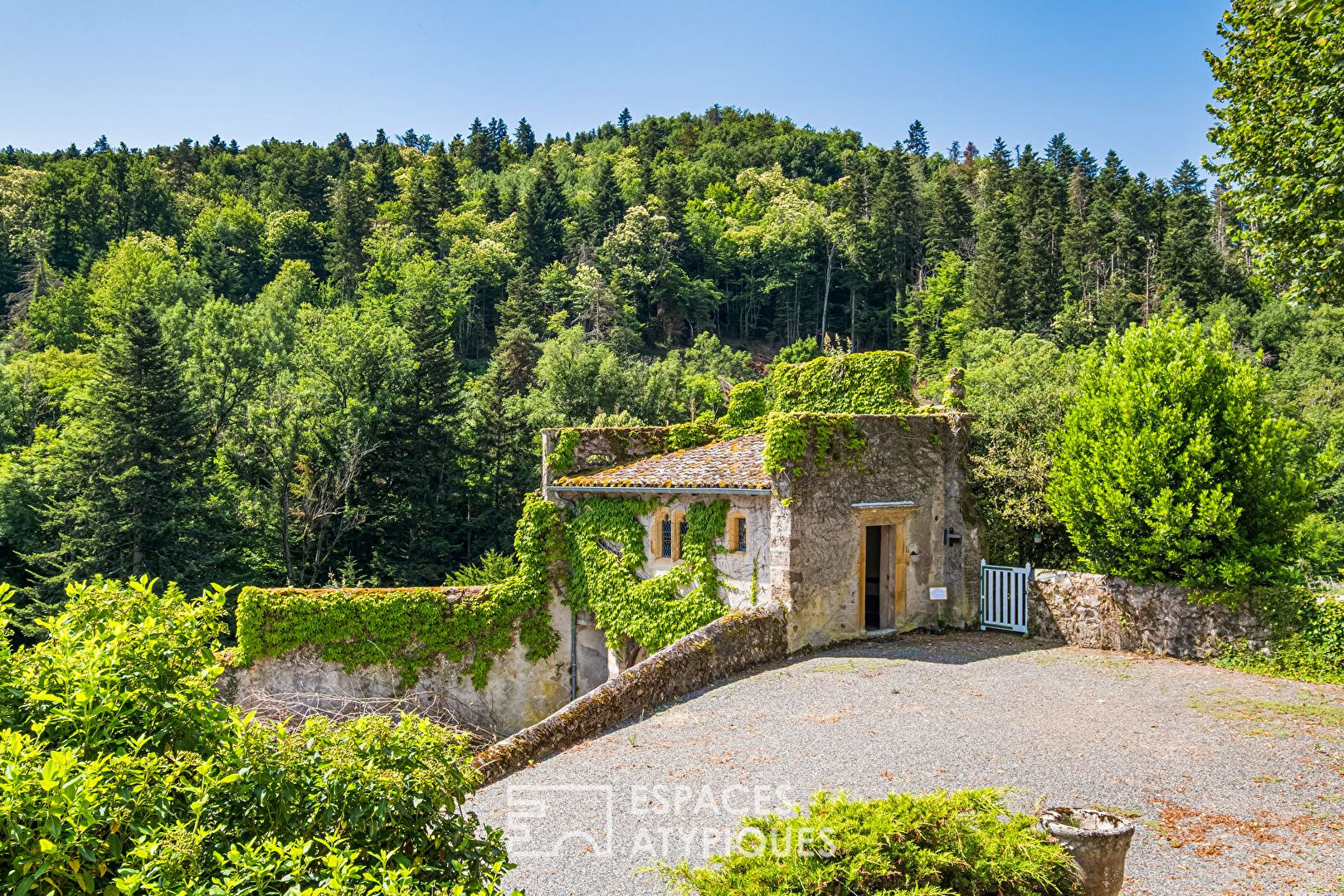 Château du XVème siècle avec dépendances