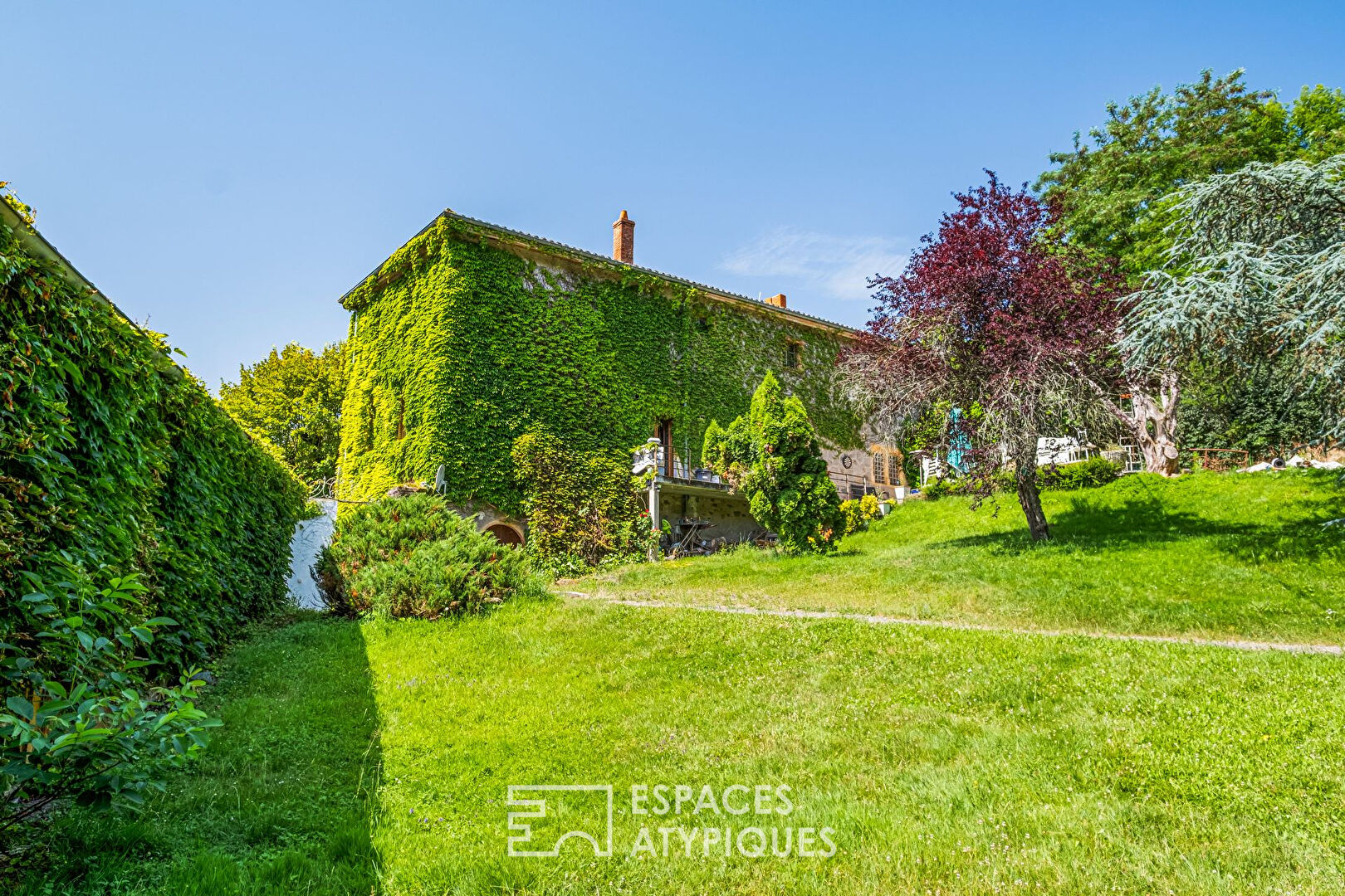 Château du XVème siècle avec dépendances