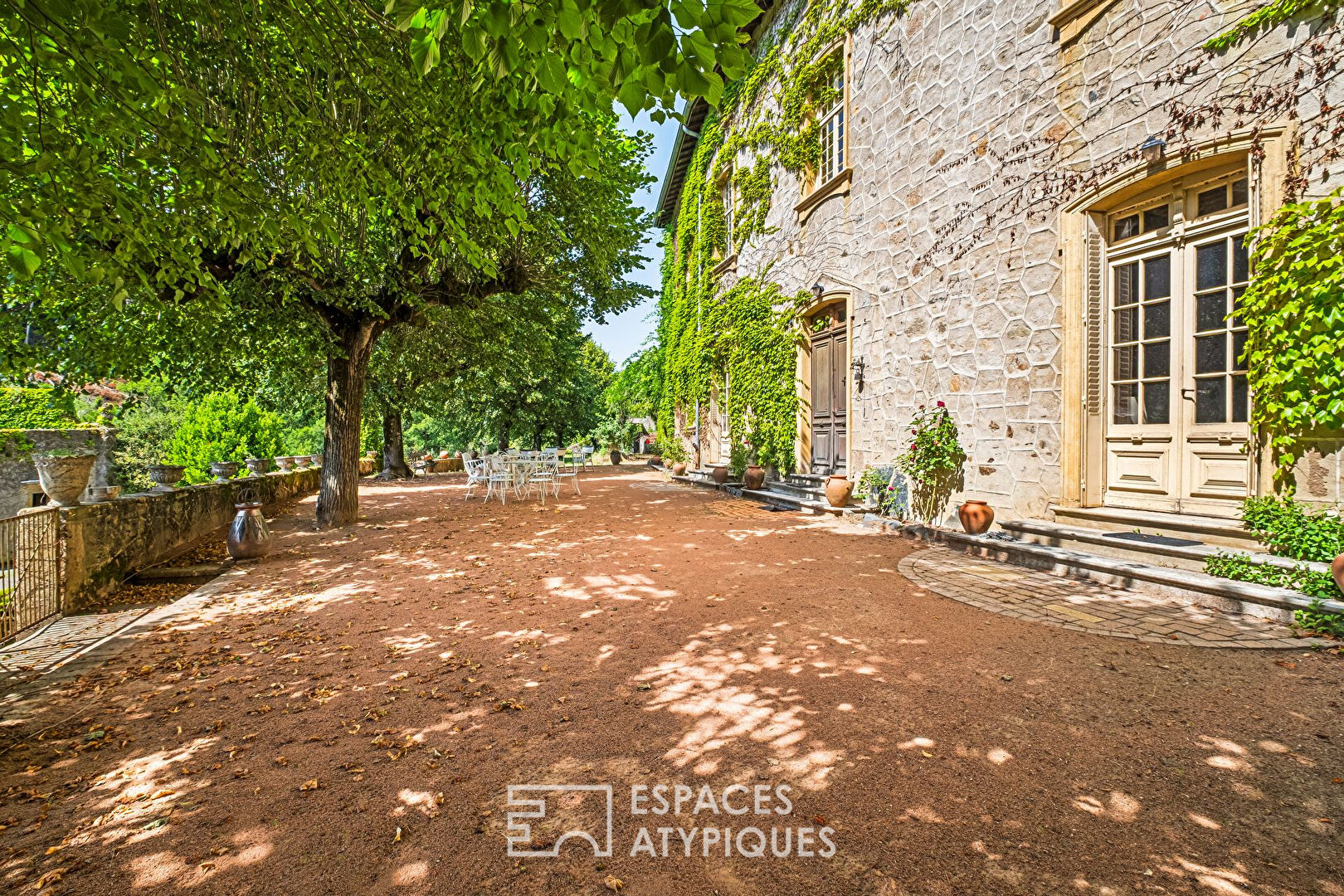 Château du XVème siècle avec dépendances