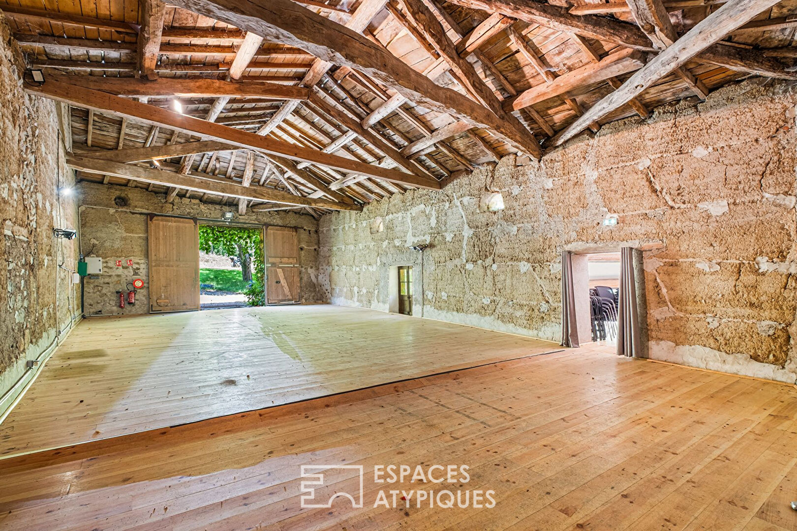 Château du XVème siècle avec dépendances