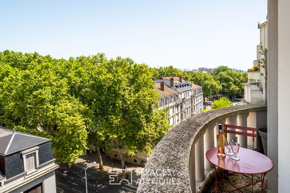 Appartement rénové par architecte en dernier étage avec balcon et vue dégagée