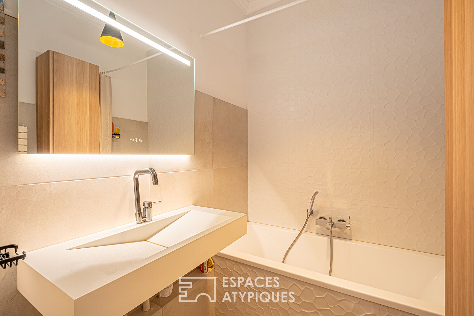 Appartement rénové par architecte en dernier étage avec balcon et vue dégagée