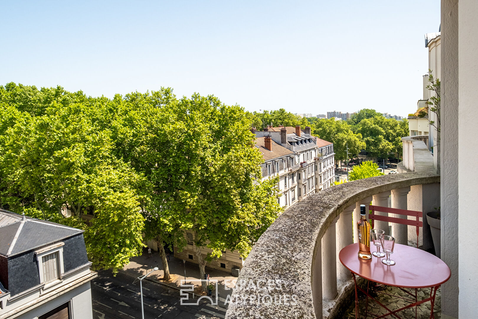 Appartement rénové par architecte en dernier étage avec balcon & vue dégagée