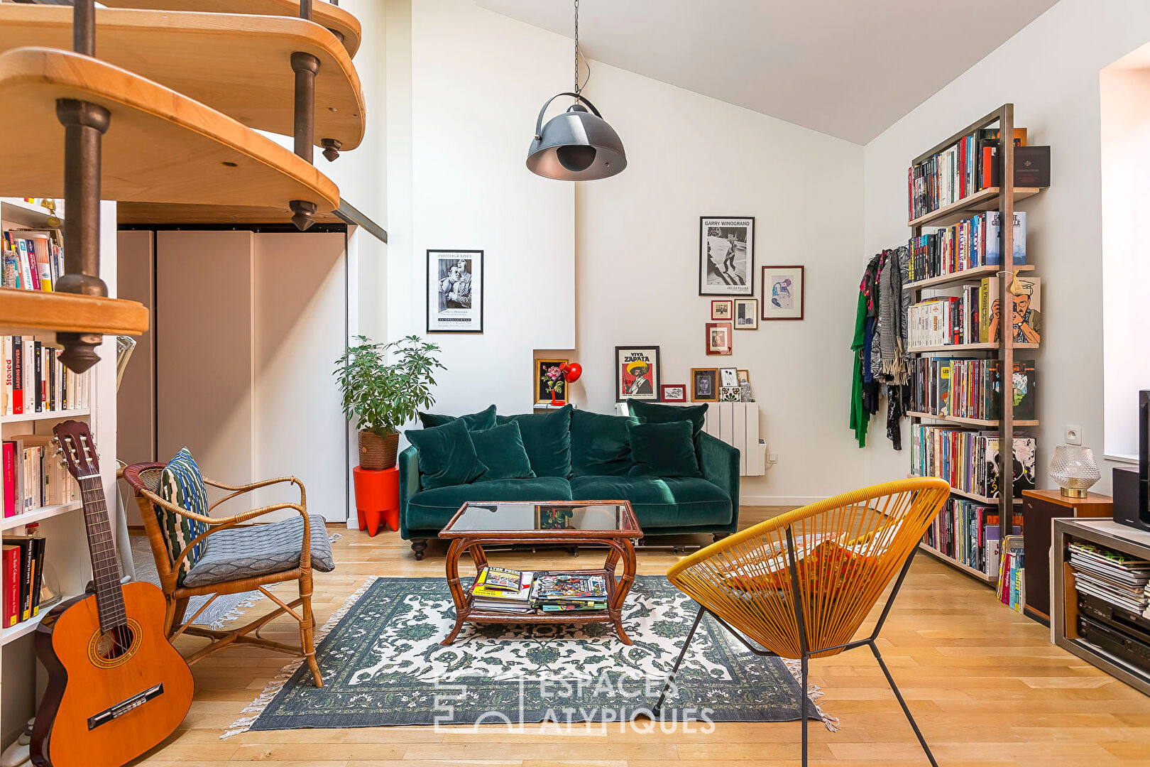 Loft en dernier étage à la rénovation contemporaine