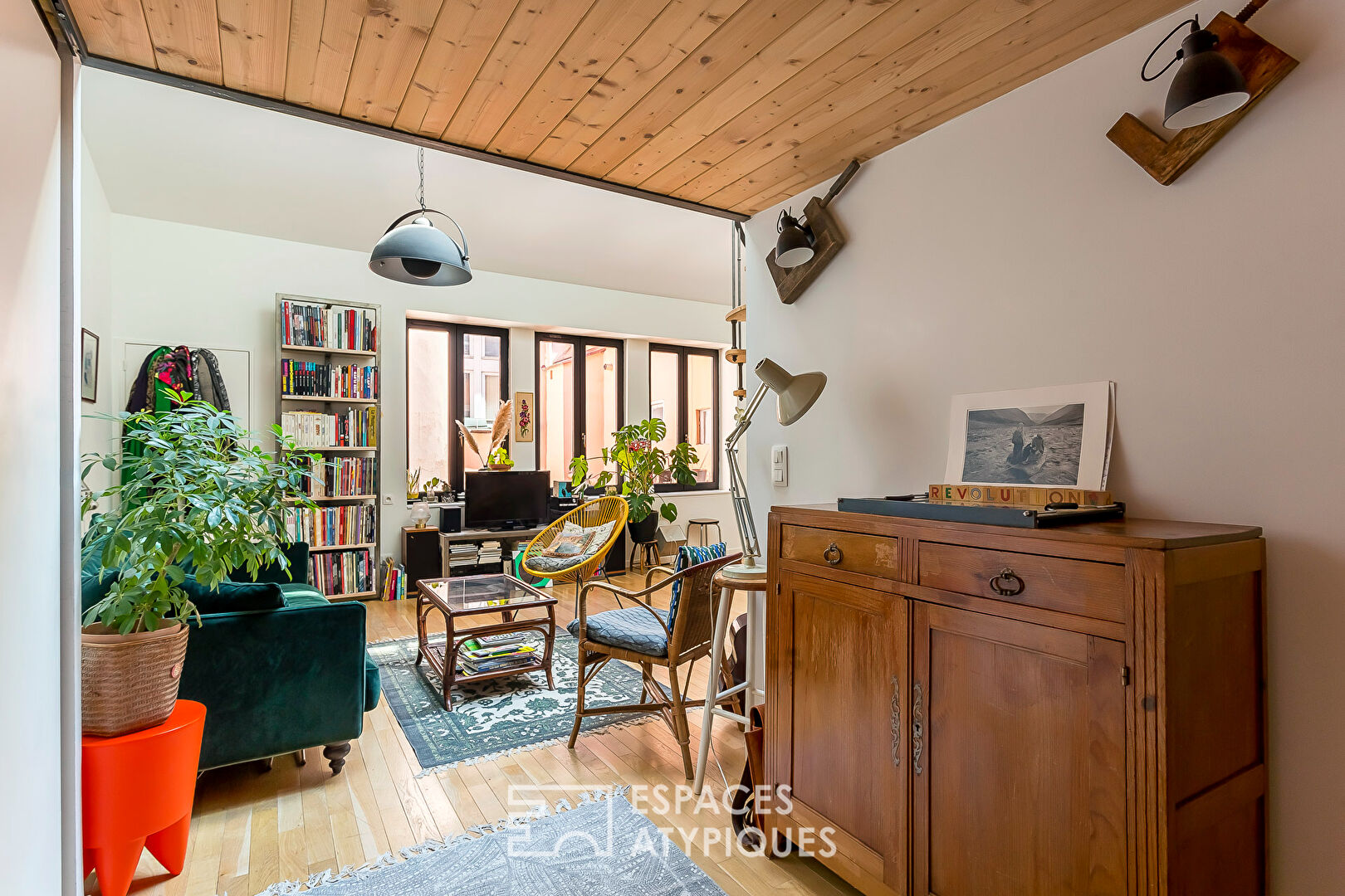 Loft en dernier étage à la rénovation contemporaine