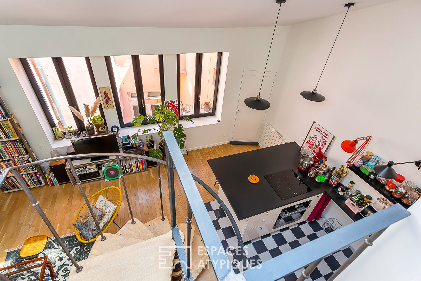Loft en dernier étage à la rénovation contemporaine