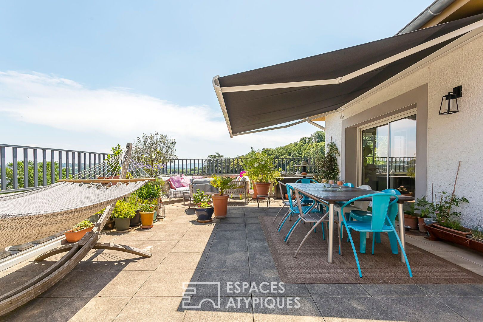 House-style apartment with terraces and garden