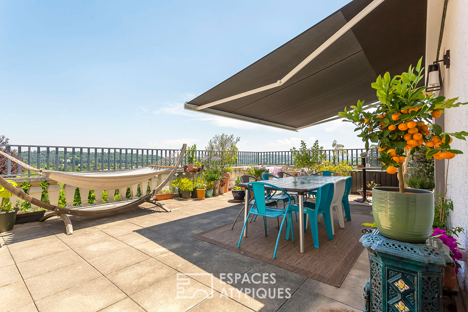 House-style apartment with terraces and garden