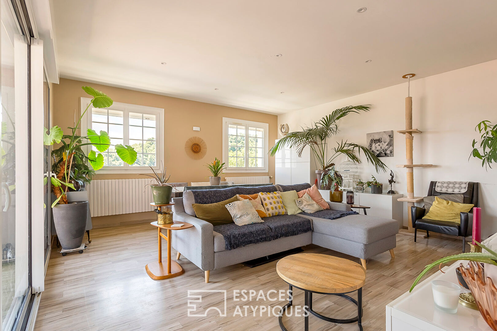 House-style apartment with terraces and garden