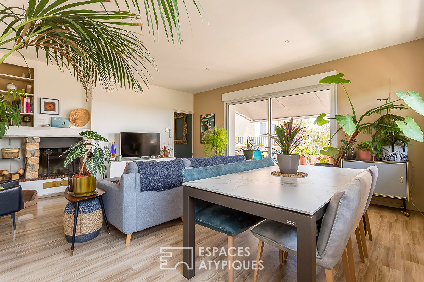 House-style apartment with terraces and garden