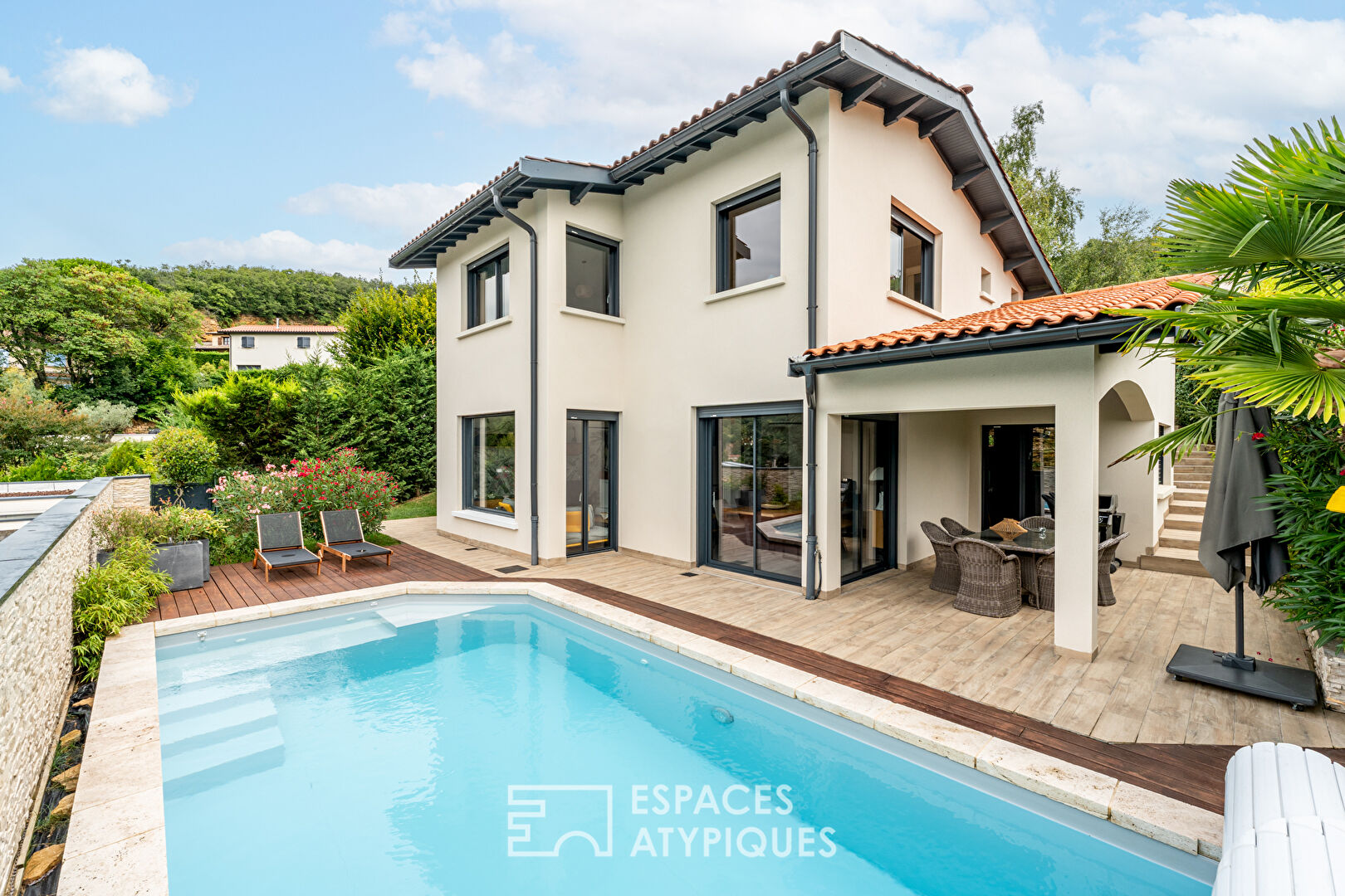 Maison entièrement rénovée avec piscine