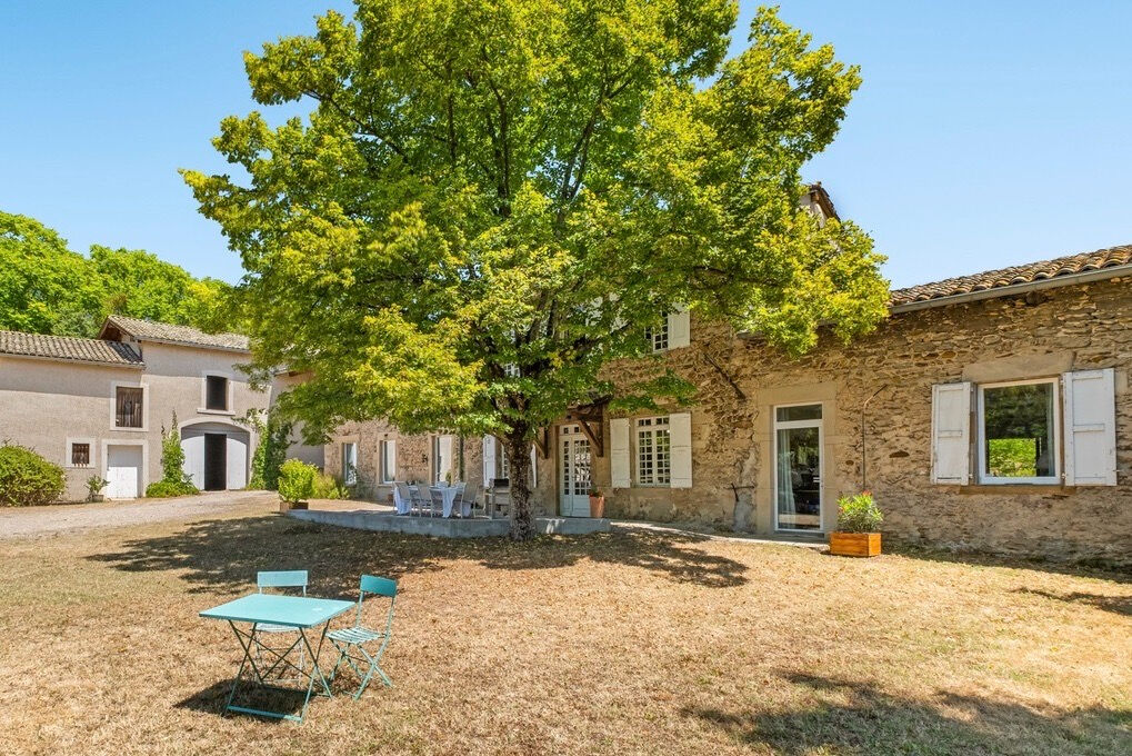 Ancienne ferme restaurée, panorama sur le Pilat et art de vivre à 40 minutes de Lyon